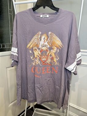 NWOT Daydreamer Queen Varsity Crest OS Tee - Hazy Violet